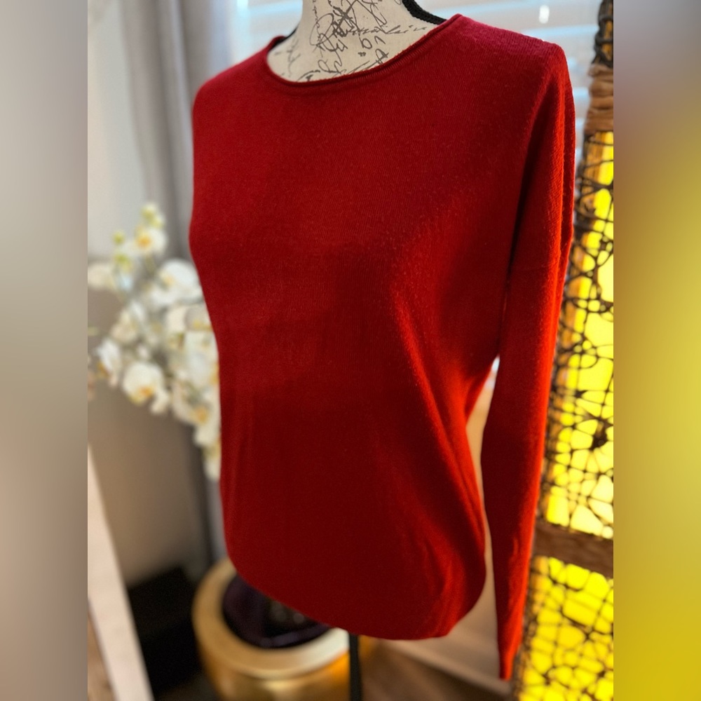 Vintage Suzie - pretty screw neck sweater with a sexy black zipper on the back